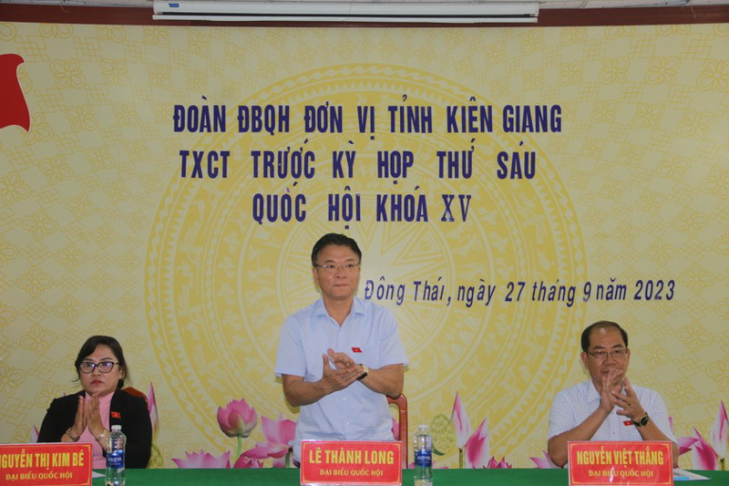 Bộ trưởng Bộ Tư pháp Lê Thành Long tiếp xúc và lắng nghe ý kiến của cử tri Kiên Giang